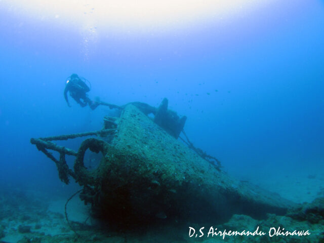 古宇利島の沖に眠る全長約１００ｍの沈船ＵＳＳエモンズを潜る