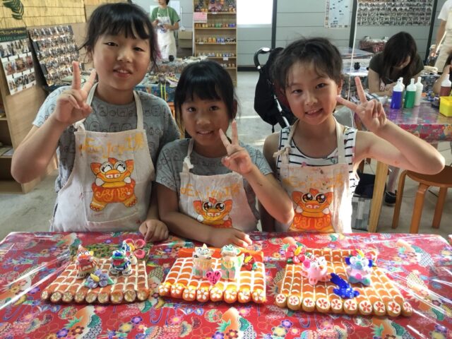 沖縄でシーサー作り体験を楽しむ子供たち