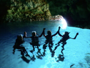 青の洞窟体験ダイビングで記念撮影