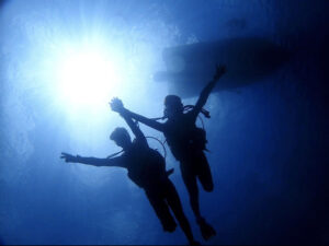 青の洞窟の美しい光の中でダイビング
