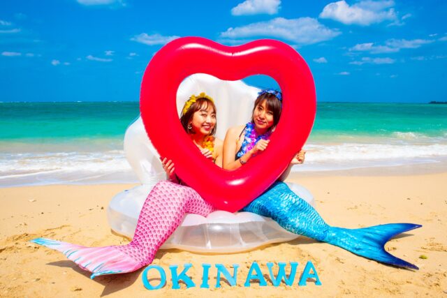 沖縄でフォトツアーを楽しむ女性2人