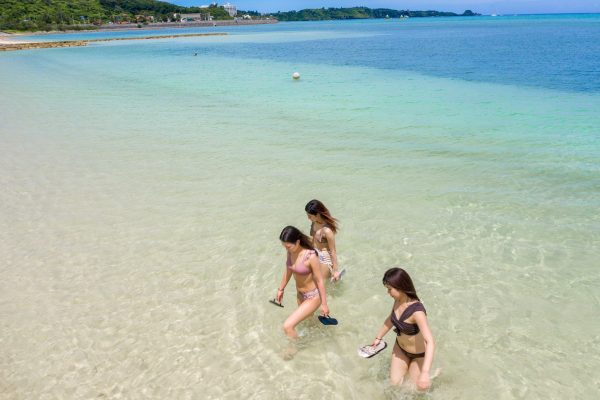 沖縄でフォトツアーを楽しむ女性3人