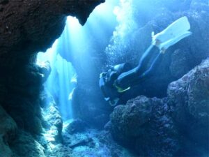 青の洞窟でダイビングを楽しむ人