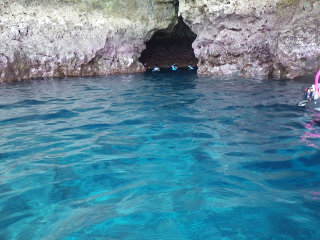 真栄田岬、青の洞窟