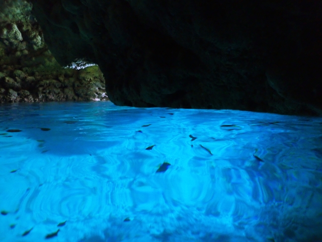 真栄田岬、青の洞窟