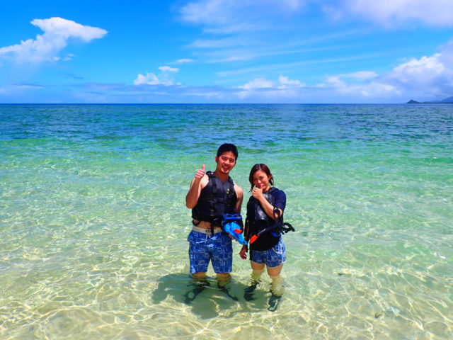石垣島の海で撮影を楽しむ2人