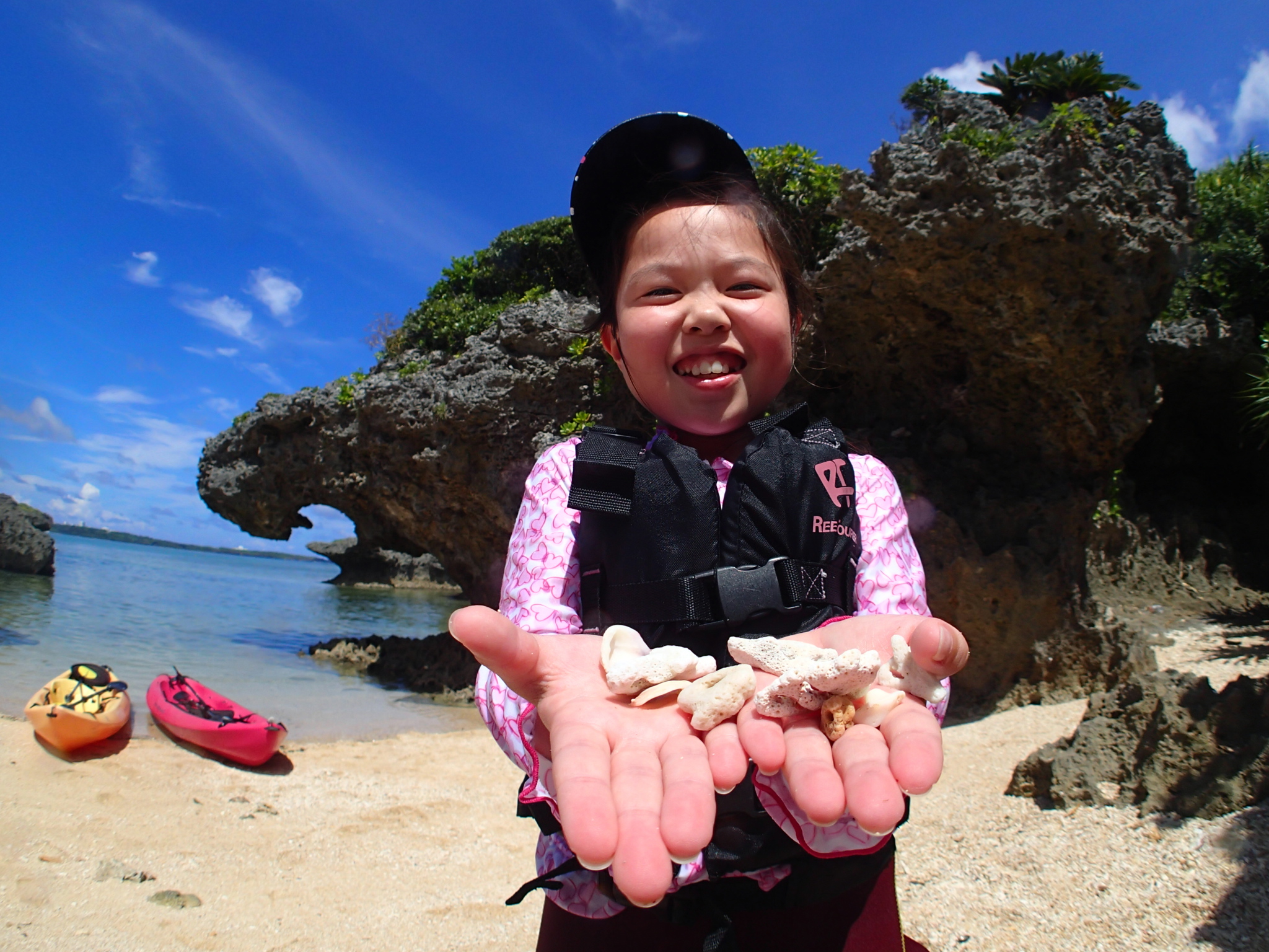 【恩納村】1歳から参加可能！断崖絶壁シーカヤック＆サンゴ礁探検と貝殻拾い（No.89）